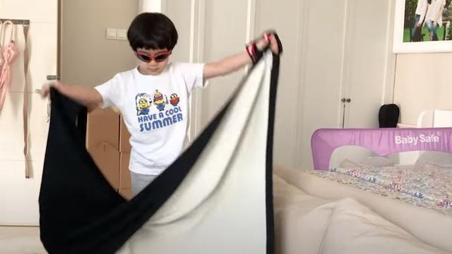 6 Potret Rafathar Bersih-bersih Kamar Sendiri, Dididik Mandiri dan Tak Manja