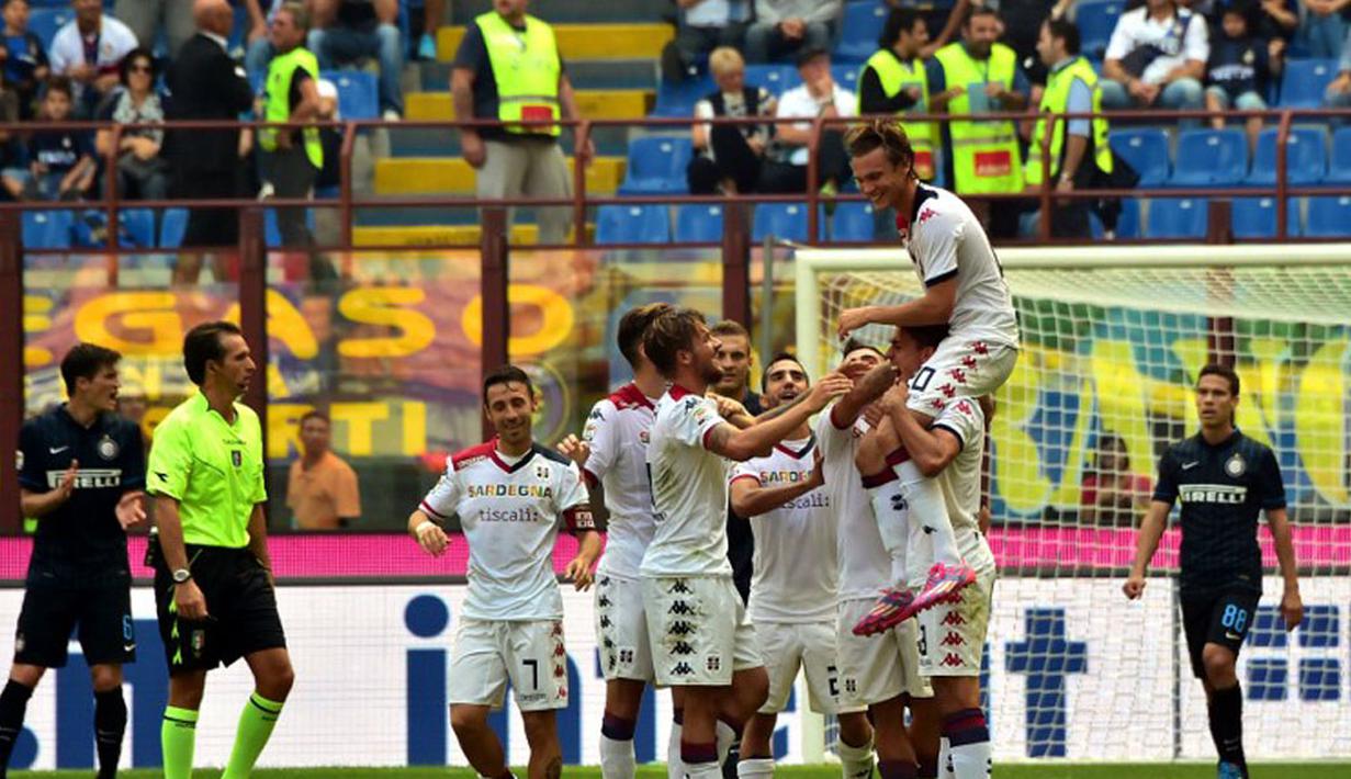 Gelandang Cagliari, Albin Ekdal (atas), digendong usai berhasil menjebol gawang Inter Milan dilanjutan Serie A Italia di Stadion San Siro, Milan, (28/9/2014). Inter Milan kalah 1-4 dari Cagliari. (AFP PHOTO/Giuseppe Cacace)