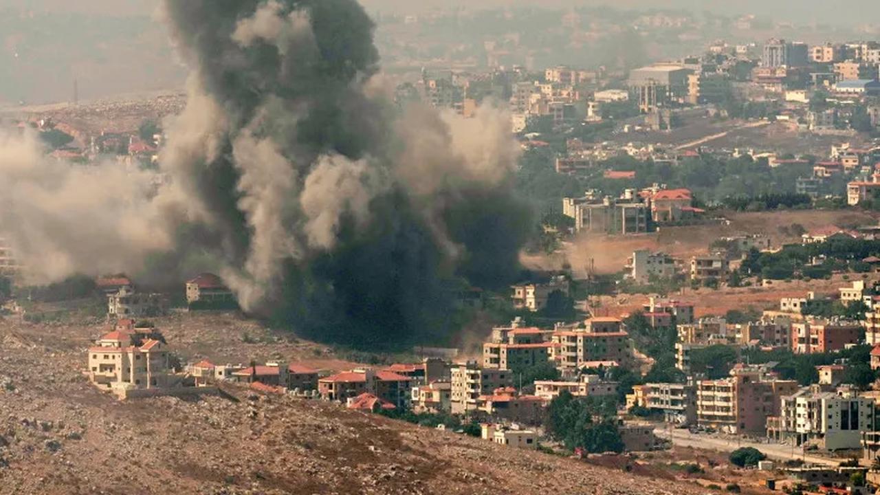 Asap mengepul akibat serangan udara Israel di desa selatan Kfar Rouman, Lebanon selatan [Hussein Malla/AP Photo]