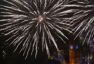 Kembang api memancar di sekitar The Elizabeth Tower, juga dikenal sebagai 'Big Ben' dan London Eye saat perayaan Tahun Baru di London, Inggris (1/1/2016). (AFP Photo / Justin Tallis)