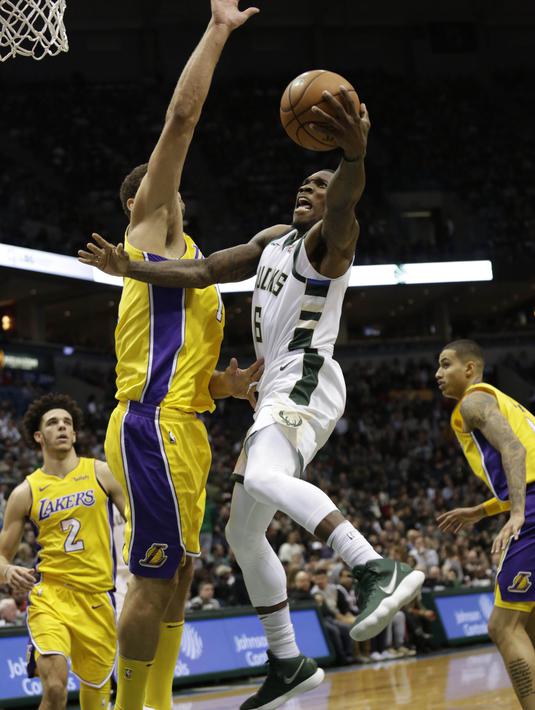 Pebasket Milwaukee Bucks, Brook Lopez, berusaha memasukan bola pada laga NBA di Bradley Center, Minggu (12/11/2017). Bucks menang 98-90 atas LA Lakers. (AP/Darren Hauck)
