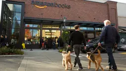 Pelanggan mengantre masuk ke toko buku baru di University Village di Seattle, Washington, Selasa (3/11). Setelah 20 tahun mejual buku secara online, akhirnya Amazon membuka toko buku fisik pertamanya yang bernama Amazon Books. (AFP Photo/Jason Redmond)