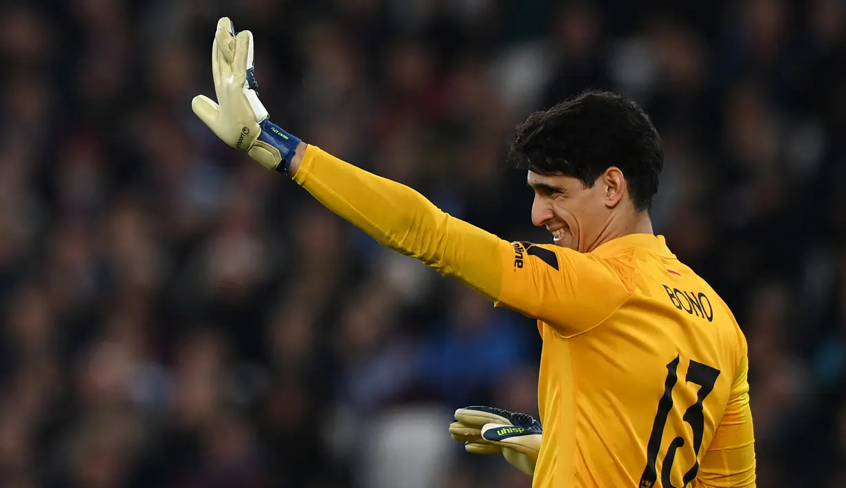 Yassine Bounou. Kiper asal Maroko berusia 31 tahun ini telah 3 musim memperkuat Sevilla usai didatangkan dari Girona pada awal musim 2019/2020. Bersama Sevilla, ia telah tampil dalam 98 laga di semua ajang dengan torehan 50 kali clean sheet dan kebobolan 70 gol. (AFP/Glyn Kirk)
