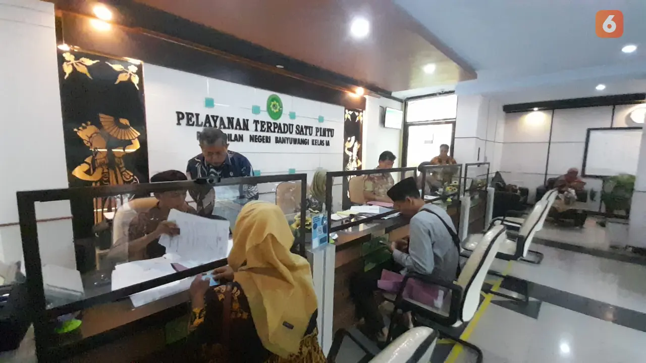 Para bakal calon legeslatif di Banyuwangi mulai mengurus surat  keterangan bebas pidana di Pengadilan Negeri Banyuwangi (Hermawan Arifianto/Liputan6.com)