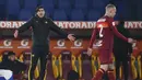 Manajer tim AS Roma, Paulo Fonseca tampak kecewa dengan penampilan pemainnya dalam laga babak 16 besar Coppa Italia 2020/21 melawan Spezia di Olimpico Stadium, Roma, Selasa (19/1/2021). AS Roma kalah 2-4 (2-2) dari Spezia melalui extra time. (LaPresse via AP/Alfredo Falcone)