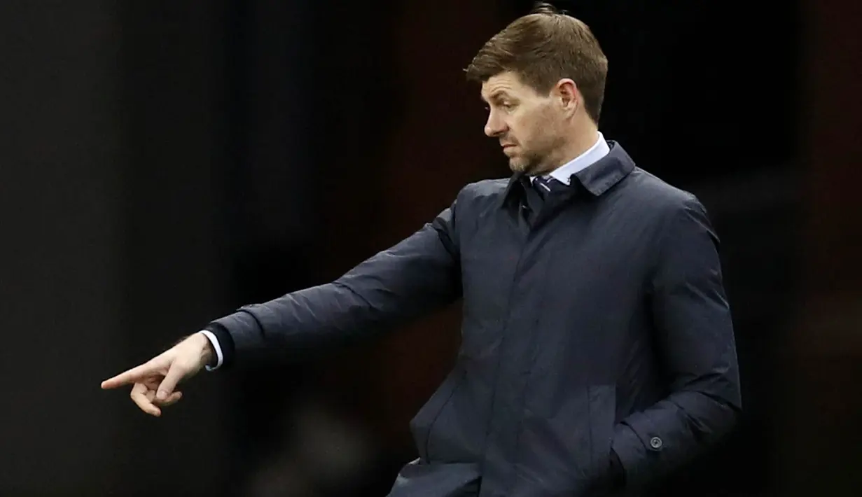Steven Gerrard saat ini telah menukangi Rangers sebanyak 156 pertandingan. Eks kapten Liverpool itu telah membawa timnya mencatatkan 103 kemenangan, 33 imbang dan 20 kali kalah. (Photo by RUSSELL CHEYNE/POOL/AFP)