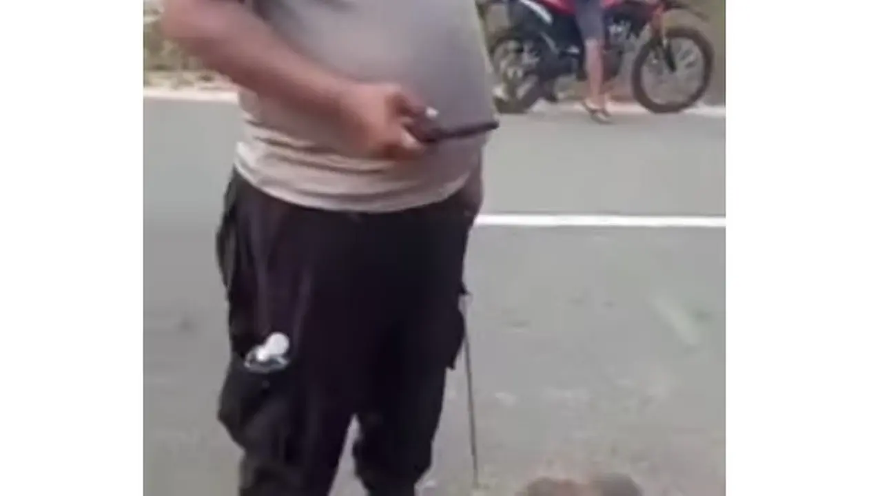 Polisi bawa parang
