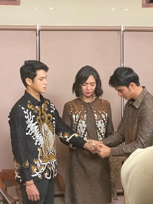 Tak lupa kisah percintaan mempertemukan Antonio Blanco Jr, Cinta Brian dan Asha Assuncao. Pemeran Pasha, Dewa dan Livia ini dalam adegan dramatis. (Instagram @bukuharianseorangistri.sctv)