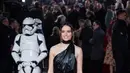 Aktris Daisy Ridley berpose setibanya pada pemutaran perdana film Star Wars: The Last Jedi di London, Selasa (12/12). Namun tak hanya pujian, banyak juga yang mengomentari gaun Ridley yang dianggap mirip kantong plastik hitam (Vianney Le Caer/Invision/AP)