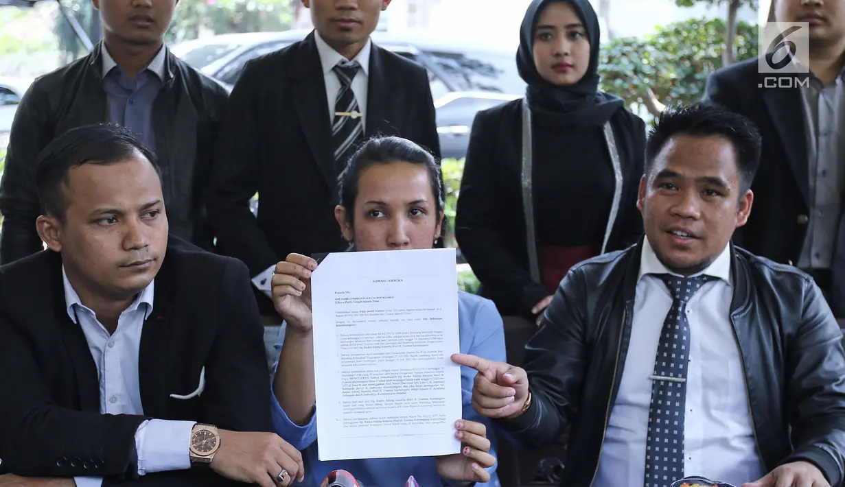 Adila Destri Yulinor menunjukkan surat somasi untuk komedian senior Indro Warkop di Menteng, Jakarta, Kamis (7/9). Somasi terkait pembagian jatah warisan almarhum ayahnya, Bambang, yang merupakan kakak angkat sang komedian. (Liputan6.com/Herman Zakharia)