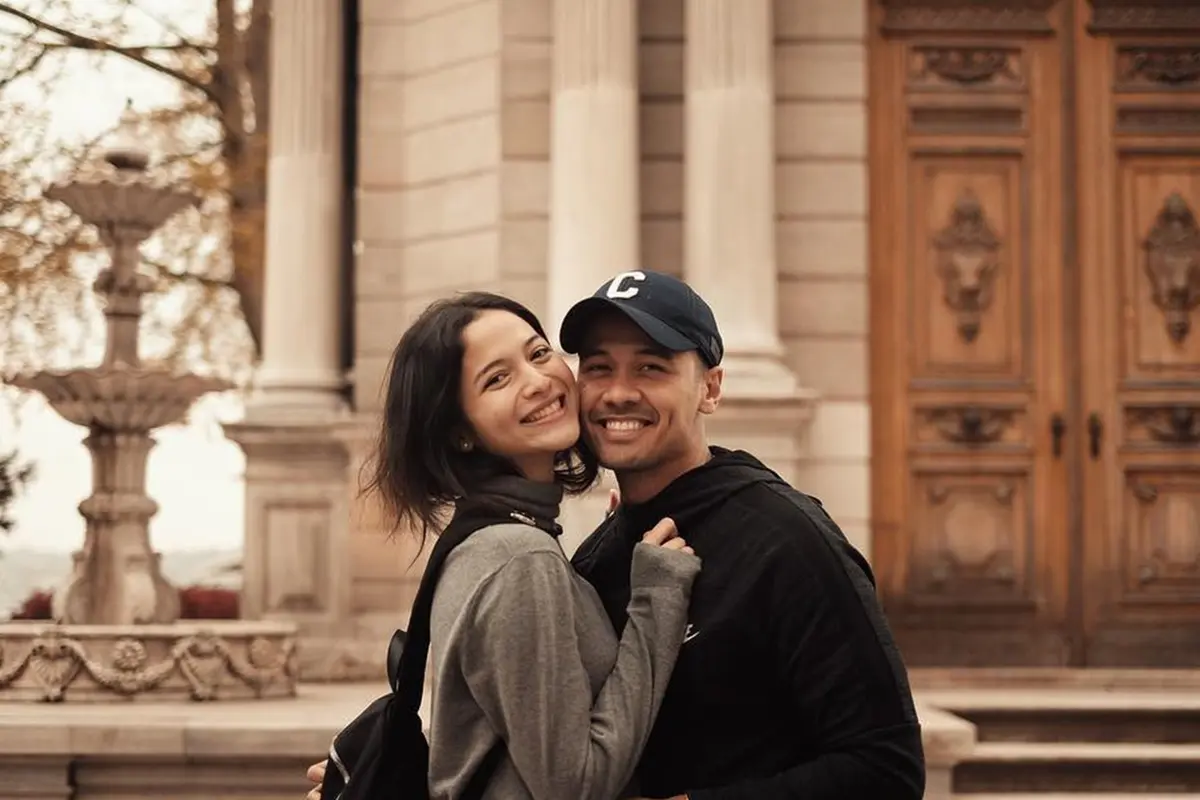 Gaya Traveling Putri Marino dan Chicco Jerikho, Romantis Banget