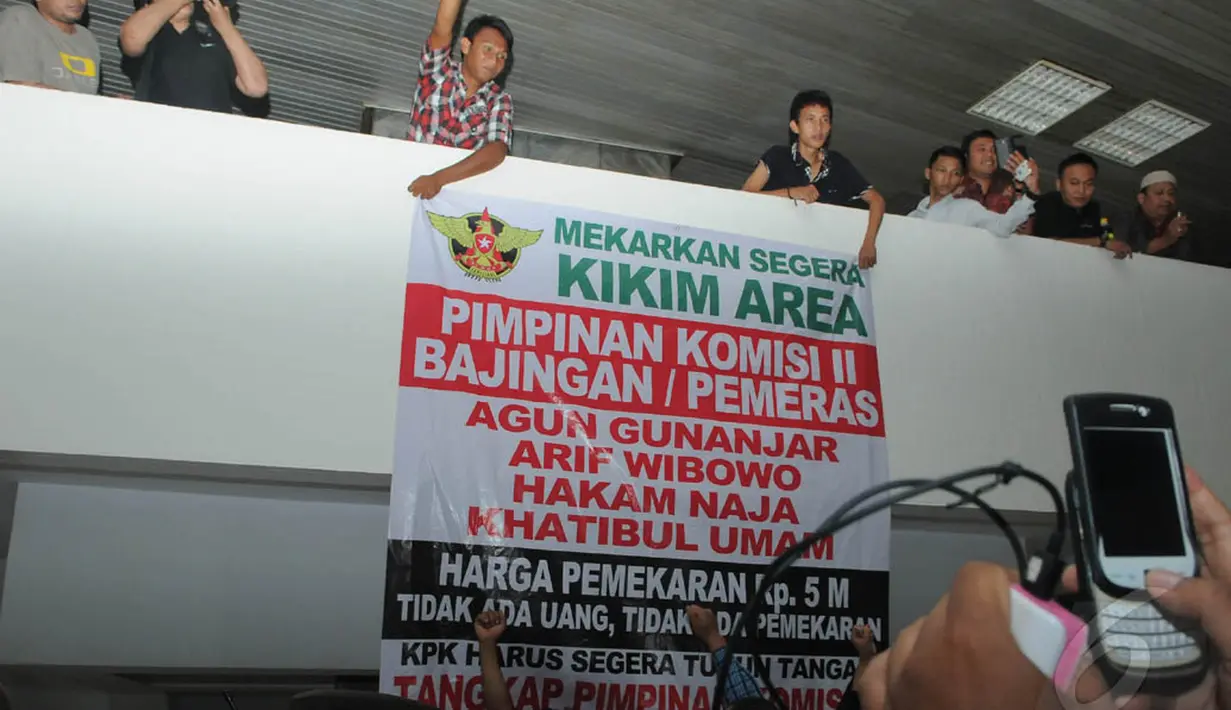 Seratusan warga Kikim Area, Provinsi Sumatera Selatan berunjuk rasa di Gedung Nusantara II, Jakarta, Senin (29/9/2014) (Liputan6.com/Herman Zakharia)