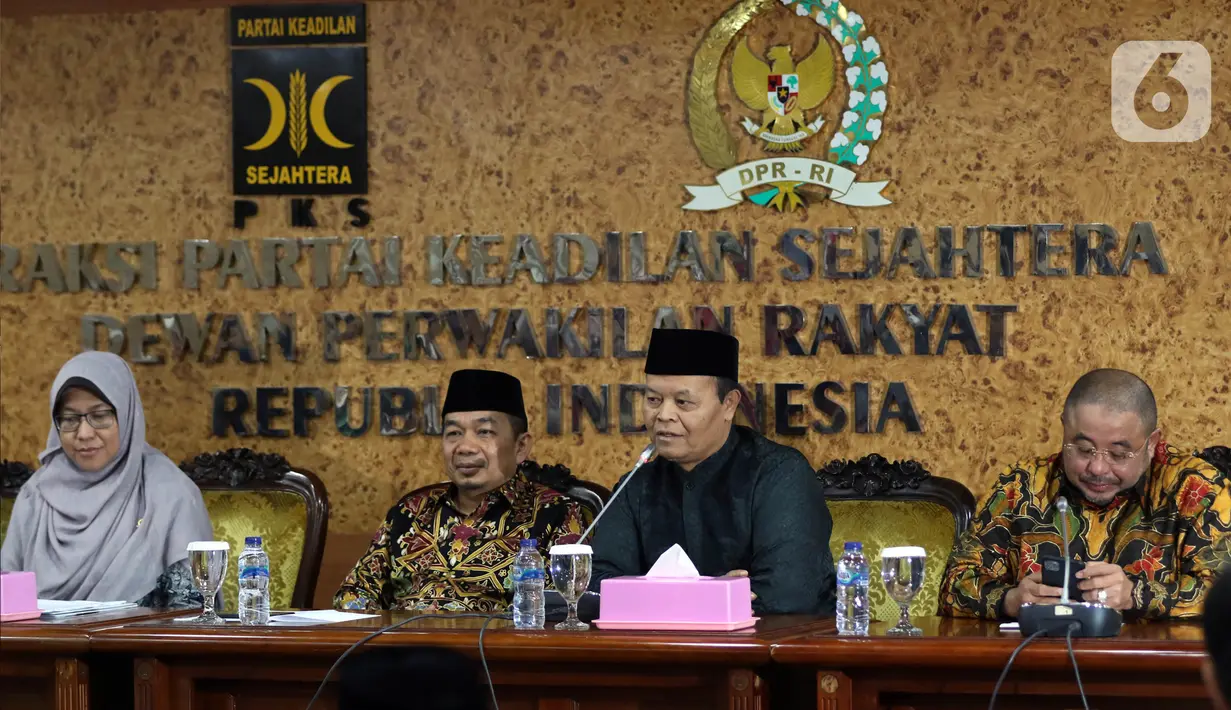 Wakil Ketua MPR periode 2019-2024, Hidayat Nur Wahid didampingi Ketua Fraksi PKS Jazuli Juwaini (kedua kiri) memberikan keterangan pers terkait penandatanganan petisi usulan dibentuk Pantia Khusus (Pansus) Jiwasraya di Kompleks Parlemen, Senayan, Rabu (15/1/2020). (Liputan6.com/Johan Tallo)