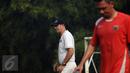 Pelatih Persija, Paulo Camargo (kiri) saat memberikan materi latihan di NYTC Sawangan, Depok (24/2/2016). Latihan ini persiapan Persija mengarungi turnamen Piala Bhayangkara dan Indonesia Super Competition (ISC) 2016. (Liputan6.com/Helmi Fithriansyah)