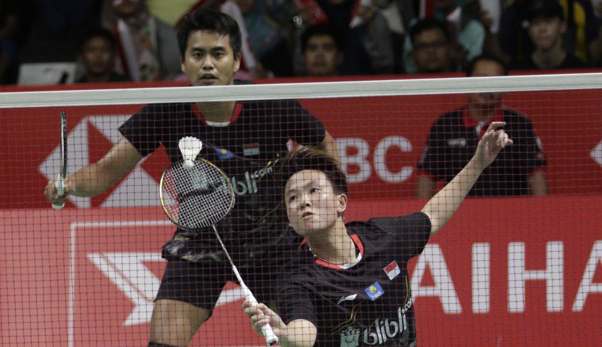 Pasangan Indonesia, Tontowi Ahmad/Lilyana Natsir, saat melawan wakil Cina, Zheng Siwei/Huang Yaqiong, pada laga Indonesia Masters 2019 di Istora, Jakarta, Minggu (27/1). Tontowi/Liliyana kalah 21-19, 19-21, 16-21. (Bola.com/M Iqbal Ichsan)