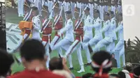 Warga memberikan hormat saat pengibaran bendera Merah Putih dalam Upacara HUT ke-77 Republik Indonesia yang disaksikan dari Taman Aspirasi Monumen Nasional (Monas), Rabu (17/8/2022). Setelah sempat ditiadakan selama 2 tahun akibat pandemi Covid-19, Upacara Peringatan Kemerdekaan Republik Indonesia disambut antusias warga dari berbagai daerah yang berdatangan untuk mengikuti meski hanya dari luar Istana Negara. (merdeka.com/Iqbal S Nugroho)