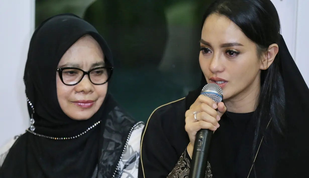 "Nggak adil buat anak-anak kalau aku dengan kondisi yang sedih kayak meratapi keadaan. Aku tetap harus berjalan hidupnya. Jadi mereka yang bikin kuat, makanya masih bisa ketawa dan kuat," ujarnya. (Adrian Putra/Bintang.com)