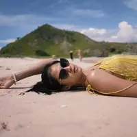 Hana Saraswati, pemeran Flora di mini seri Cinta Nikita ini memang sangat menyukai berlibur di pantai. Seperti saat ia melepas penat dengan tiduran di pasir pantai Pink Beach, Pulau Komodo. Dengan pakaian kuning dan berkacamata, Hana terlihat sangat rileks dan tenang. (Liputan6.com/IG/@hananaho)