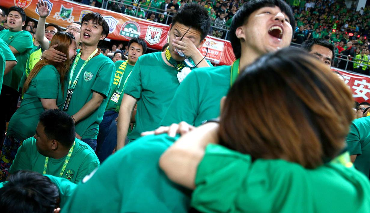 Reaksi fans saat Beijing Guoan FC dikalahkan Jiangsu Suning di Liga Super China. (EPA/Wu Hong).