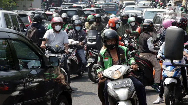 FOTO: Kendaraan Menuju Depok Tertahan di Pos Penyekatan PPKM Darurat