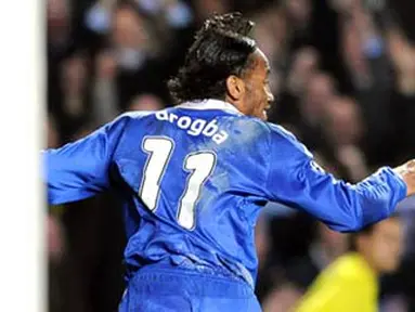 Chelsea&#039;s forward Didier Drogba celebrates after scoring against Juventus during their Champions League first knockout round match, at Stamford Bridge stadium in London on February 25, 2009. AFP PHOTO/ALBERTO PIZZOLI