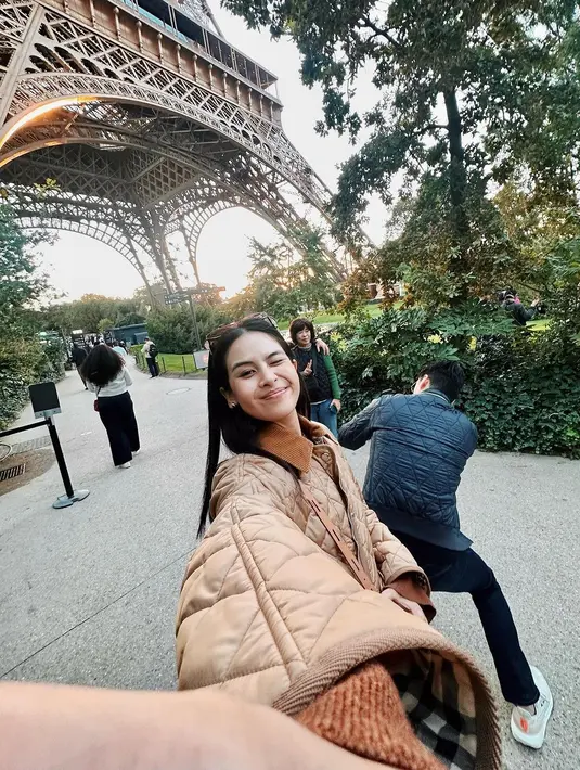 Maudy Ayunda sendiri tampil kece layaknya warga lokal kenakan baju musim dingin [@maudyayunda]