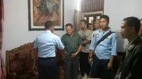 Pihak TNI AU saat menemui keluarga Kopilot Hercules Lettu Pandu Setiawan. (Liputan6.com/Fathi Mahmud)