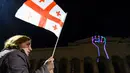 Di Tbilisi, para pengunjuk rasa berkumpul di depan gedung parlemen pada malam hari dan memblokir Shota Rustaveli Street. (KAREN MINASYAN/AFP)