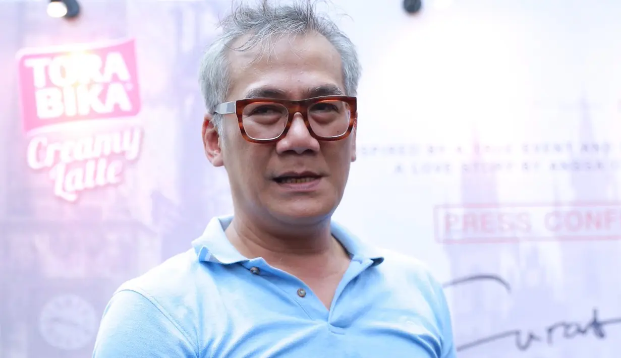 Di film ‘Surat dari Praha’ ini Tio Pakusadewo beradu akting dengan aktris cantik Julie Estelle. Tio Pakusadewo memiliki cerita unik dalam menjalin ‘chemistry’ dengan Julie, ia merayunya serta meminta untuk cium bibir. (Galih W. Satria/Bintang.com)