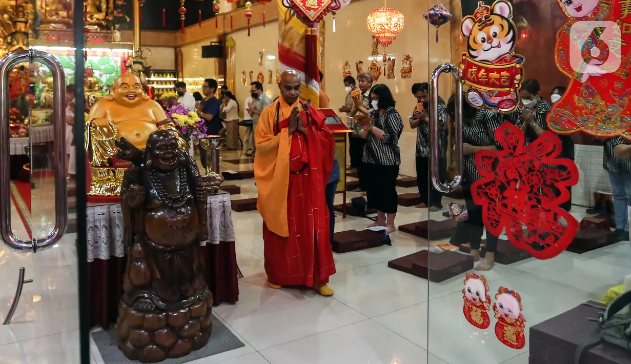 Umat Buddha melakukan sembahyang Puja Bakti Waisak di Vihara Avalokitesvara Pondok Cabe, Tangerang Selatan, Banten, Senin (16/5/2022). Ibadah perayaan Hari Raya Waisak 2566 BE berlangsung khidmat dengan mengusung tema "Dalam Cinta Kasih, Semua Bersaudara". (Liputan6.com/Johan Tallo)