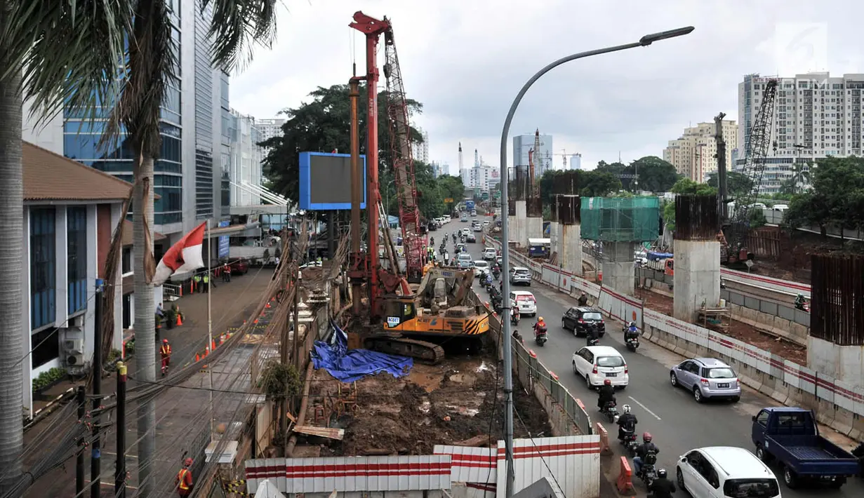 Suasana lokasi kebocoran pipa gas bumi di depan Kantor BNN, Jakarta, Selasa (13/3). Pipa gas bumi milik PGN tersebut bocor diduga akibat terkena proyek LRT saat pekerja melakukan pengeboran untuk pemasangan tiang pancang. (Merdeka.com/Iqbal S. Nugroho)