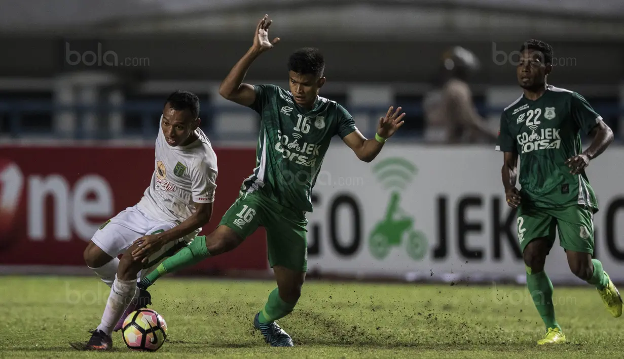 Pada babak semifinal dan final, Irfan Jaya tampil sensasional dengan mencetak empat gol, dua ke gawang Martapura FC dan dua lagi ke gawang PSMS. (Bola.com/Vitalis Yogi Trisna)
