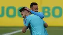 Pemain Brasil Neymar (kanan) memeluk rekan setimnya Gabriel Martinelli saat sesi latihan di pusat pelatihan Granja Comary, Teresopolis, Brasil, 23 Maret 2022. Brasil akan menghadapi Chile pada pertandingan sepak bola kualifikasi Piala Dunia 2022 di Rio de Janeiro. (AP Photo/Silvia Izquierdo)