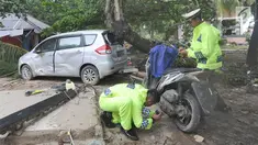 Petugas polisi lalu lintas dari Polres pandeglang melakukan identifikasi kendaraan motor  yang rusak akibat terjangan tsunami di Tanjung Lesung Beach Club, Pandeglang, Banten, selasa (25/12). (Merdeka.com/Arie Basuki)