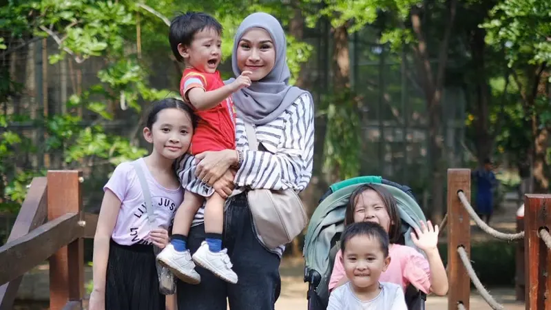 Zaskia Adya Mecca bersama anak-anaknya. (Foto: Dok. Instagram @zaskiadyamecca)