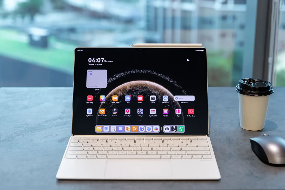 Huawei MatePad Pro 13.2 dilengkapi dengan keyboard dan mouse (Foto Dok: Huawei Indonesia)