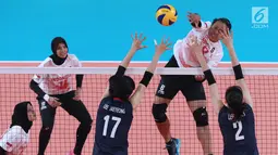 Pevoli putri Indonesia, Amasya A Manganang (kedua kanan) melakukan smash ke arah area permainan Korea pada perempat final voli putri Asian Games 2018 di Tennis Indoor GBK, Rabu (29/8). Indonesia kalah 0-3. (Liputan6.com/Helmi Fithriansyah)