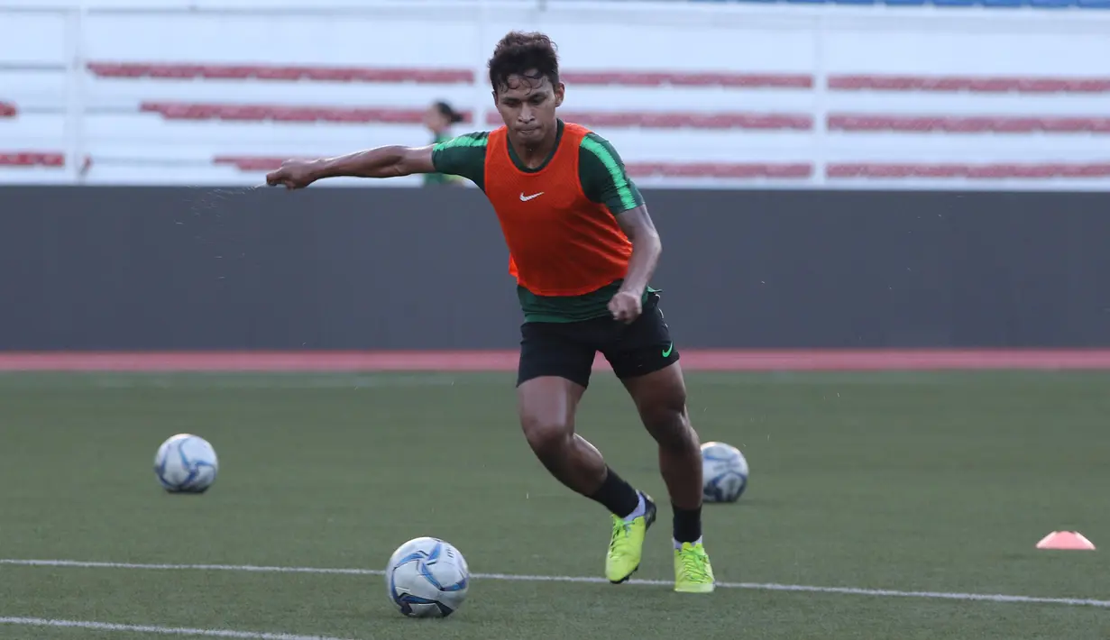 Pemain Timnas Indonesia U-22, Osvaldo Haay, bersiap menendang bola saat latihan di Stadion Rizal Memorial, Manila, Rabu (27/11). Latihan ini persiapan jelang laga SEA Games 2019 melawan Singapura U-22. (Bola.com/M Iqbal Ichsan)
