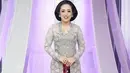 Ibu dua anak ini tampil mengenakan kebaya warna silver dipadukan dengan kain jarik bermotif. Bukan kali pertama Soimah memakai kebaya, namun dirinya selalu tampil memesona saat memakai pakaian tradisonal adat Jawa. (Liputan6.com/IG/@showimah)