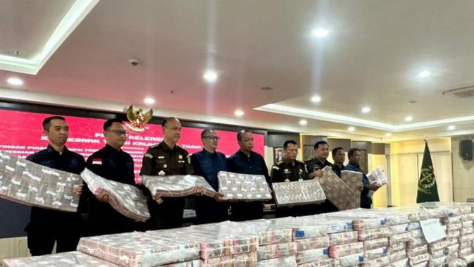 Penampakan Tumpukan Uang Rp 214 Miliar Hasil Korupsi Lahan Transmigrasi