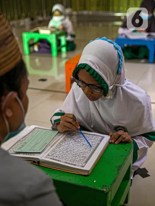 Anak-anak belajar mengaji di Masjid At-Taqwa, Jakarta, Rabu (14/4/2021). Kegiatan tersebut dilakukan secara rutin untuk mengisi waktu di bulan suci Ramadhan. (Liputan6.com/Faizal Fanani)