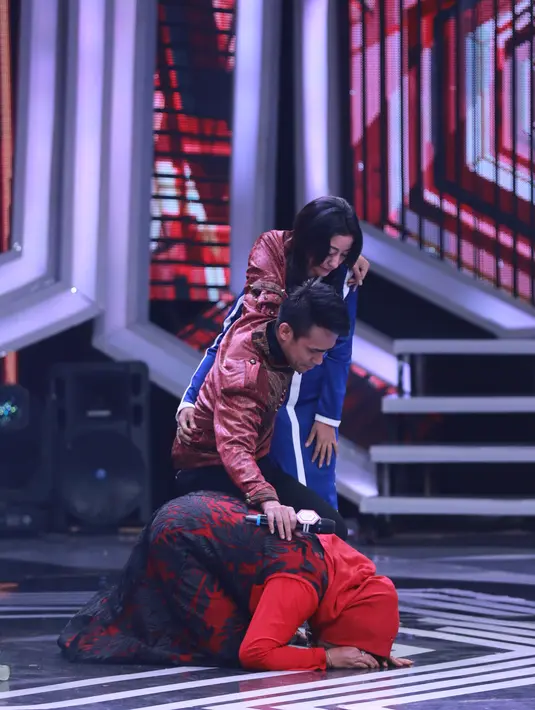 Berkat perjuangannya selama beberapa pekan ini, Fildan di damping keluarganya tadi malam  membawa pulang uang tunai Rp 150 juta, paket liburan ke Brunei Darussalam dan hadiah menarik lainnya. (Adrian Putra/Bintang.com)