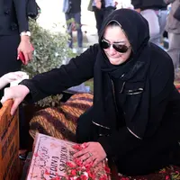 Rasa kecewa dan bersalah sangat dirasakan oleh Jane Shalimar. Akibat salah komunikasi, Jane tak bisa menyaksikan pemakaman ibundanya. Ia hadir dipemakanan setelah ibunya rata dengan tanah. (Deki Prayoga/Bintang.com)