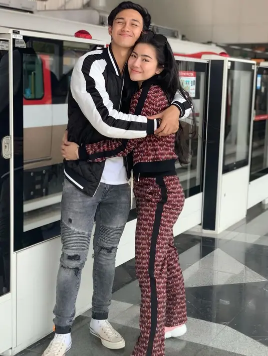 Caesar & Felicya mengenakan pakaian yang bernuansa sporty. Caesar memakai jaket varsity berwarna hitam putih. Sementara itu, Felicya terlihat simple memakai pakaian training bermotif. (Liputan6.com/IG/@hitocaesar)