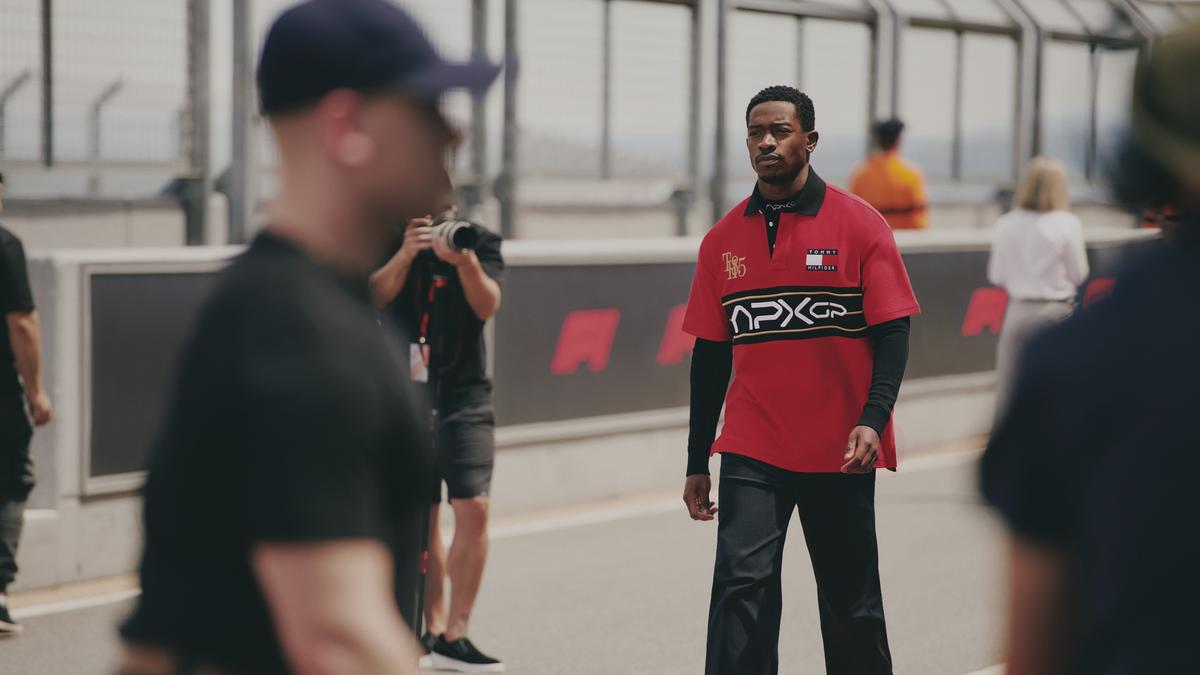 Gaya Effortless Damson Idris di F1 The Movie, Penuh Gairah dengan Tren Motorcore