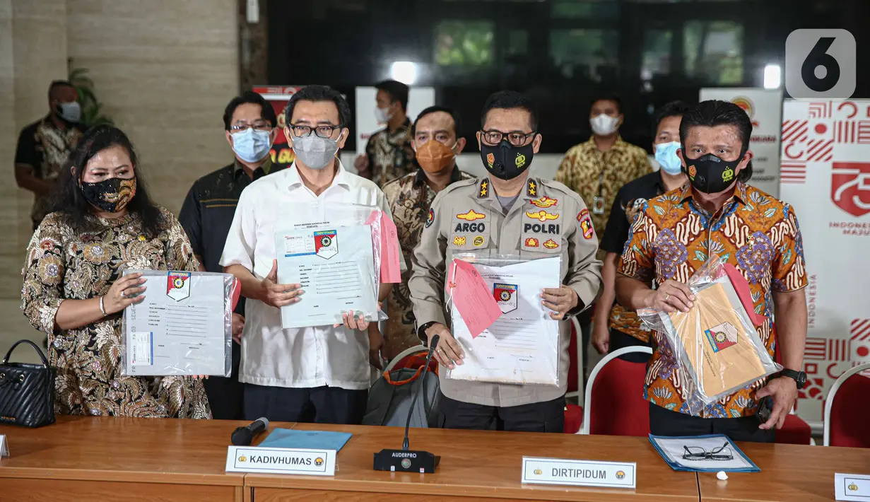 Direktur Tindak Pidana Umum Bareskrim Polri Brigjen Pol Ferdy Sambo (kanan) dan Kadiv Humas Polri Irjen Argo Yuwono bersama jajaran menunjukkan berkas saat rilis Kasus Kebakaran Kejagung di Bareskrim Mabes Polri, Jakarta, Jumat (13/11/2020).  (Liputan6.com/Faizal Fanani)