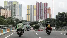 Kondisi arus lalu lintas arah Rumah Sakit Darurat COVID-19 (RSDC) Wisma Atlet, Jakarta, Minggu (25/12/2022). Pemerintah menghentikan operasional Wisma Atlet Kemayoran sebagai Rumah Sakit Darurat COVID-19 mulai akhir tahun ini seiring dengan semakin rendahnya kasus COVID-19 secara nasional dalam beberapa waktu terakhir. (Liputan6.com/Faizal Fanani)
