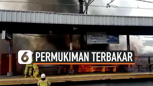 VIDEO: Permukiman Dekat Stasiun Kereta Taman Kota Terbakar