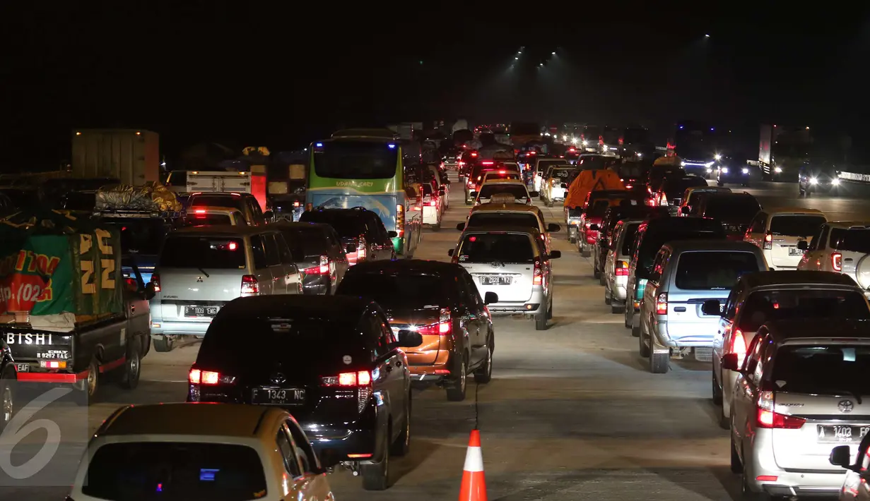 Sejumlah kendaraan terjebak dalam antrean saat akan memasuki pintu gerbang Tol Cikopo, Jawa Barat, Jumat (1/7). Pada H-5 Lebaran, sejumlah kendaraan sudah mulai memadati Tol Cipali untuk mudik ke arah Jawa Tengah. (Liputan6.com/Angga Yuniar)