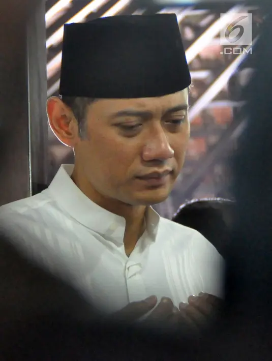 Anak presiden ke-6 RI Susilo Bambang Yudhoyono, Agus Harimurti Yudhoyono memanjatkan doa di dekat peti jenazah Ani Yudhoyono di Puri Cikeas, Bogor, Jawa Barat, Minggu (2/6/2019). (Liputan6.com/Immanuel Antonius)